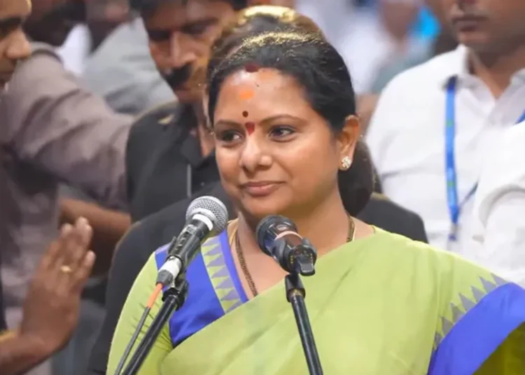 தந்தைக்கு எதிராக கட்சி தொடங்கிய மகள்… தெலங்கானா அரசியலில் பரபரப்பு!